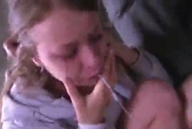 Привезли юную шалаву на заброшку и выебали в горло за 1 доллар