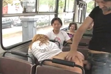 Пассажиры обалдели, когда молодая парочка начала трахаться раком