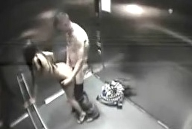 Ремонтники застукали трахающуюся пару в застрявшем лифте